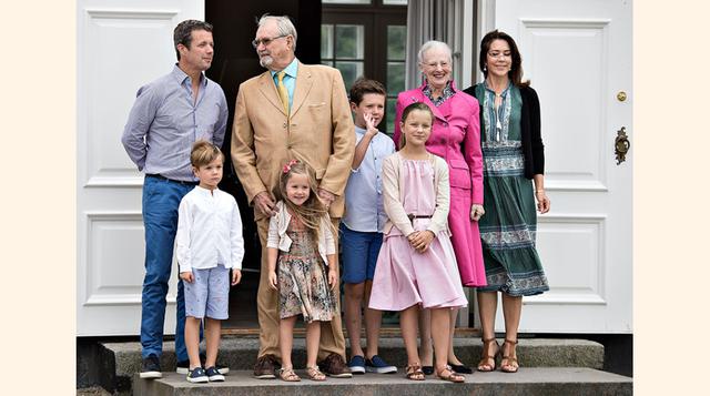 La familia real de Dinamarca. Aunque actualmente los príncipes de Dinamarca se encuentran disfrutando de los juegos olímpicos de rio 2016, a principios del verano la familia real de Dinamarca se reunió en sus tradicionales vacaciones en el Greasten Palace