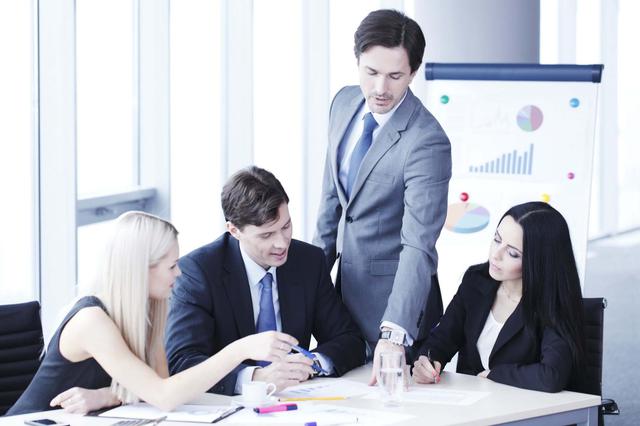 FOTO 3 | 3. Asumo. Una de las claves para la cultura laboral es sentirte respetado, escuchado y visto. Si dices que estás asumiendo algo lo que realmente estás admitiendo es que no te tomaste ni 5 segundos para escuchar a los demás. Ésta es una batalla muy fácil de ganar, y tus compañeros no sólo agradecerán que los escuches, sino que terminarás aprendiendo muchas cosas en el camino.