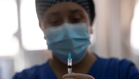 Una enfermera prepara una dosis de la vacuna china del laboratorio Sinovac contra la COVID-19, en un centro de vacunación en Santiago (Chile). EFE