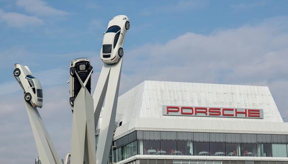 Las baterías que prometen un rendimiento superior flanquearían los planes de Porsche para el uso de combustibles sintéticos en futuros autos deportivos dentro y fuera de la pista de carreras. (Foto: AFP)