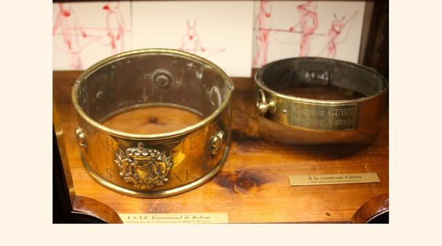 Collares de perro. La familia de Gertrude Hunt los colecciona desde el siglo XVI, y cuenta con cientos de estos productos. (Foto:museografo)