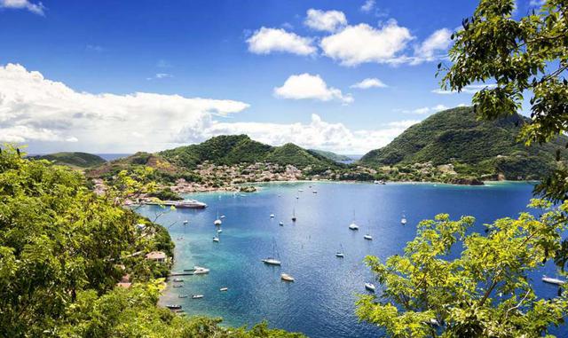 Guadalupe, Francia. Con vuelos directos desde varios aeropuertos principales, cada vez es más fácil descubrir Guadalupe. La multifacética isla tiene algo para todo el mundo. Paisajes contrastantes de volcanes y playas, vegetación exuberante y colorida, me