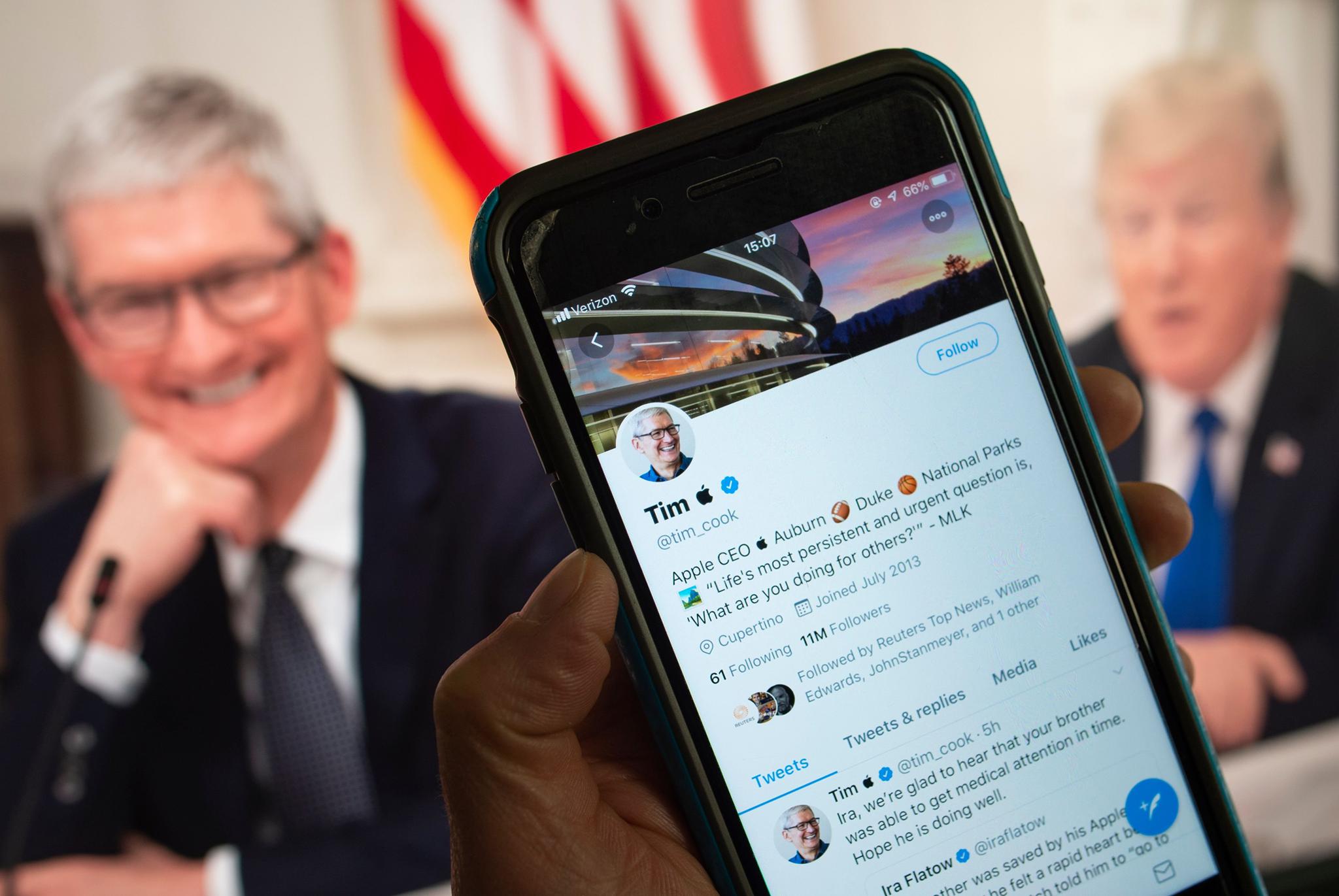 El director ejecutivo de Apple cambió su apellido en Twitter en respuesta al desliz de Donald Trump viralizado en redes sociales. (Foto: AFP)