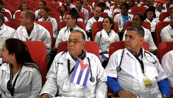 La salida de los médicos cubanos de Bolivia se suma a la de los que estaban destinados en Ecuador, donde el Gobierno de Lenín Moreno anunció esta semana el fin del convenio bilateral por el que prestaban servicios allí alrededor de 400 galenos de la isla. (Foto referencial)