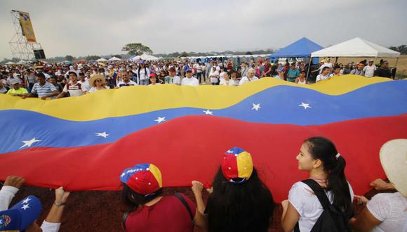 Miles de personas llegan a concierto en la frontera con Venezuela. (Foto: AFP)