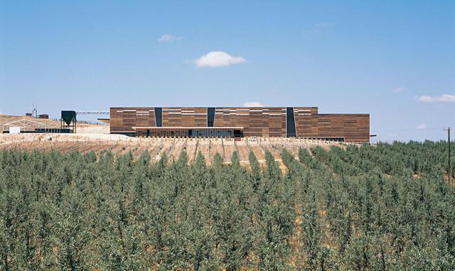 8. La fábrica de aceite de Olisur. No sólo es un prodigio visual y funcional, sino que también, diseñada en 2009, trata de ser lo menos lesiva posible con el medio ambiente. Muy luminosa en su interior y revestida de madera por fuera, es muy icónica.