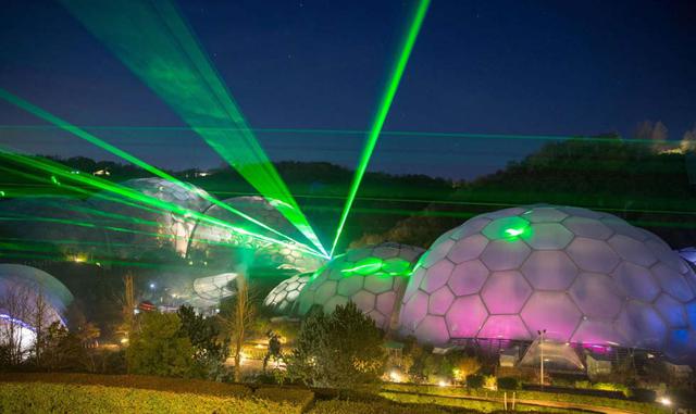 EDEN PROJECT – REINO UNIDO. Es el invernadero más grande del mundo. Las cúpulas están compuestas por cientos de células hexagonales y pentagonales hinchables que se apoyan en estructuras de acero.