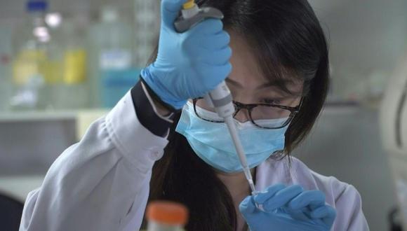 Los laboratorios chinos compiten para elaborar una vacuna contra esta enfermedad que se ha cobrado la vida de más de 450,000 personas en el mundo y ha hundido la economía del planeta. (AFP).