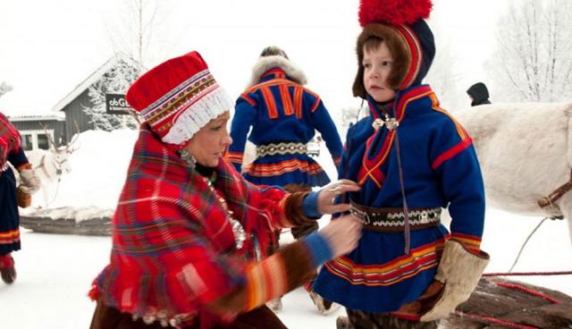 FOTO 9 | El pueblo sami. Los samis (llamados antaño lapones) son un pueblo instalado desde hace más de 10,000 años en las regiones septentrionales de Escandinavia. Entre 20,000 y 40,000 miembros de esa comunidad nómada viven en el norte de Suecia. Muchos samis se volvieron sin embargo sedentarios y viven y trabajan en las zonas urbanas. Ese pueblo indígena es el único autorizado a criar renos, su principal recurso. Según el Parlamento sami, 4,600 ganaderos tienen más de 250,000 renos. Esa frágil economía afronta muchas amenazas como el calentamiento global o la explotación forestal y minera. (Foto: Sweden.se/elcomercio)