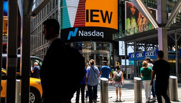 Peatones frente al Nasdaq MarketSite en Nueva York, EE.UU., el miércoles 15 de junio de 2022. Photographer: Michael Nagle/Bloomberg
