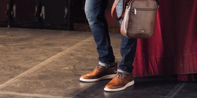 Um bom calçado de couro pode fazer toda a diferença para um visual casual ou uma sexta-feira divertida com os amigos. (Foto: Velez)