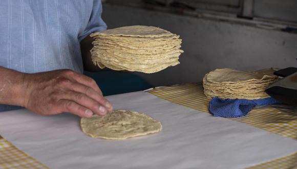 Un trabajador empaca tortillas de maíz en una instalación en San Andrés Cholula, estado de Puebla, México, el martes 18 de mayo de 2021. (Foto: Bloomberg)
