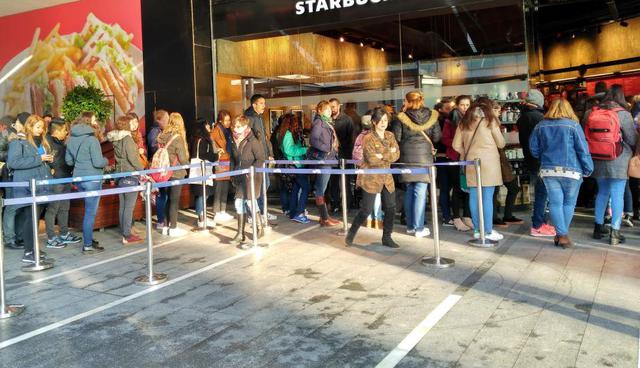 FOTO 8 | 8. Demuestra que otras personas están de acuerdo. Un psicólogo llamado Robert Cialdini dice que la “prueba social” es la forma más rápida para que la gente vea las cosas a tu manera. Usualmente asumimos que lo que otras personas hacen es el comportamiento correcto en una situación. Es la razón por la que las largas filas frente a un restaurante hacen que la comida adentro sea más tentadora. (Foto: Difusión)