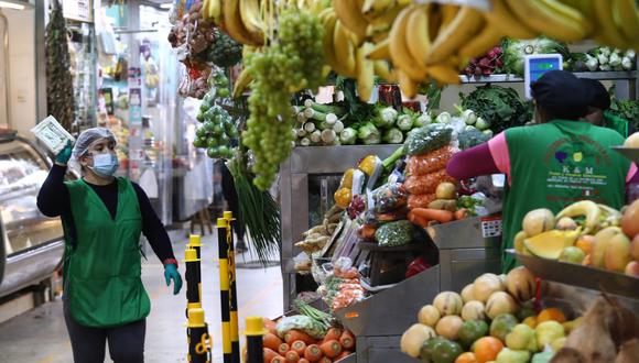 Stock de alimentos a permitido que el precio de productos como la zanahoria, que llegó hasta hace unos a los S/16 el kilo baje a S/2 en el mercado mayorista de Lima. 
FOTOS: ALESSANDRO CURRARINO/EL COMERCIO