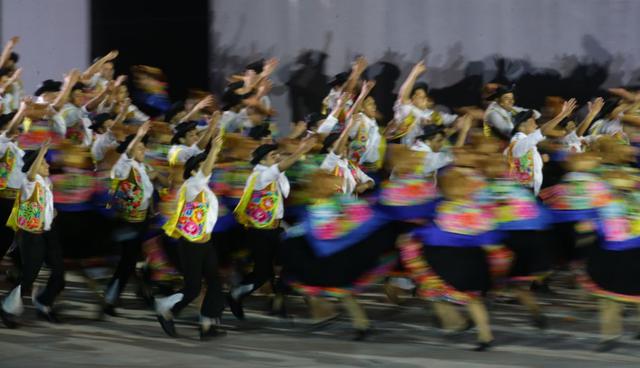 Decenas de personas participaron en las diferentes danzas típicas del Perú. (Jesús Saucedo/GEC)