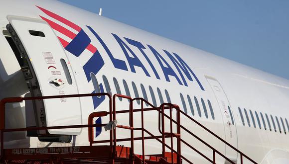 Latam retomará sus vuelos “en la medida en que existan los permisos de operación y que la demanda lo justifique”.