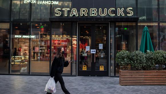 Starbucks suspende publicidad. Este anuncio está en la misma línea que los formulados por el gigante de alimentos y cosméticos Unilever y Coca-Cola, quienes anunciaron una “pausa” similar el viernes.(Foto: AFP)
