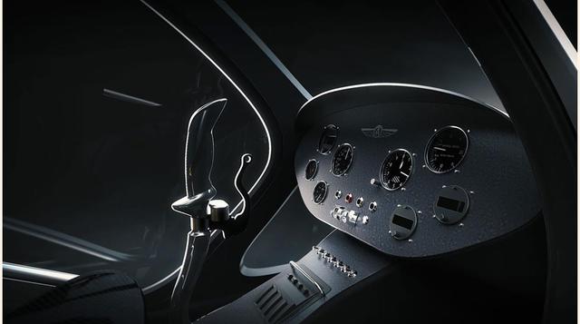 Naked con una ventana delantera solamente, un kit casi abierto y un kit completamente cubierto con una cabina encapsulada.