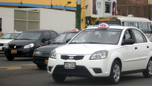 Un congresista indicó que algunos conductores se inscriben en las compañías de aplicativos de taxi usando brevetes de otras personas para cometer sus actos delictivos (Foto: Andina).
