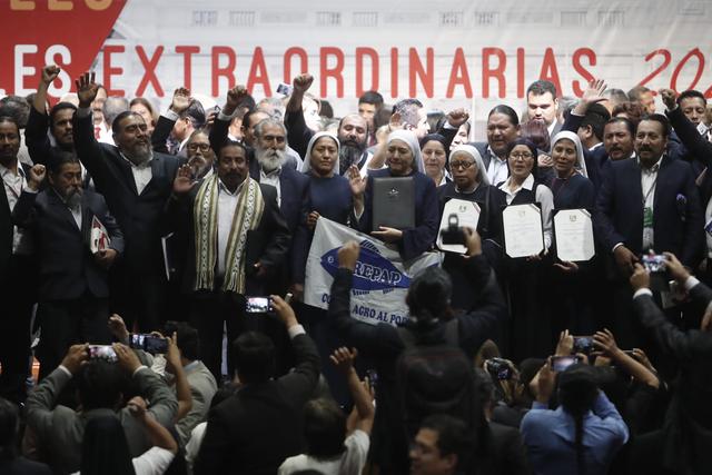 La bancada del Frepap saluda a los asistentes tras la ceremonia de entrega de credenciales. (Foto: César Campos / GEC)