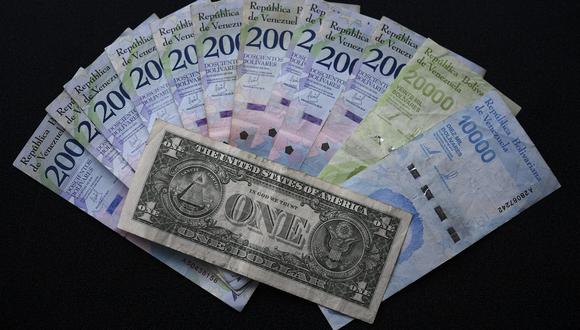 Actualmente, 4′080,378.08 bolívares soberanos se cambian por un dólar, según el último reporte del BCV, mientras que el billete de más alta denominación es el de un millón. (Foto: AFP)