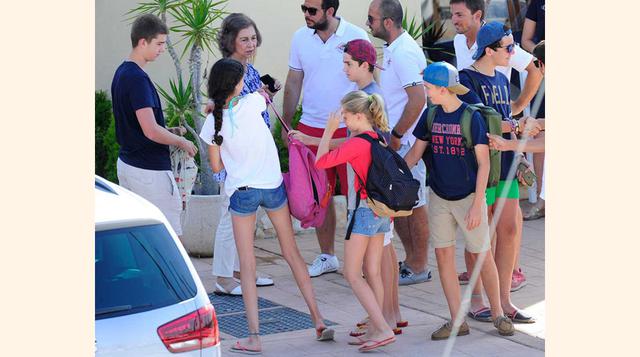 La reina Sofía, vacaciones en familia. Un verano más, doña Sofía ha vuelto a juntar a todos sus nietos en Mallorca, con quienes pasó unos días de diversión y relax en familia. Entre ellos estaban los hijos de la infanta Cristina, Juan Valentín, Pablo Nico