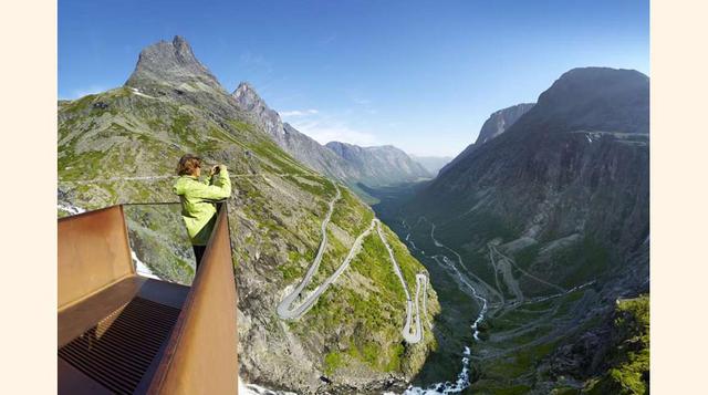 FOTO 4 | La carretera de montaña Trollstigen, en Rauma (Noruega) avanza ladera arriba como una zigzagueante y estrecha lengua de asfalto gracias a sus 11 recodos de 180 grados. En sus 106 kilómetros de recorrido salva una pendiente del 9%, atraviesa el pa