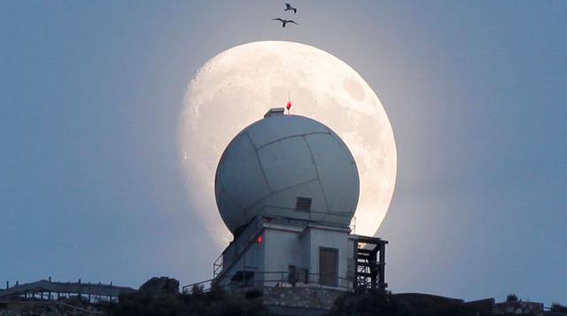 La luna creciente se levanta sobre un edificio en el territorio británico de ultramar de Gibraltar, históricamente reclamada por España. (Foto: Reuters)
