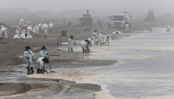 Decenas de personas entre voluntarios, contratistas y miembros de municipalidades siguen limpiando las playas contaminadas. (Foto: Repsol)