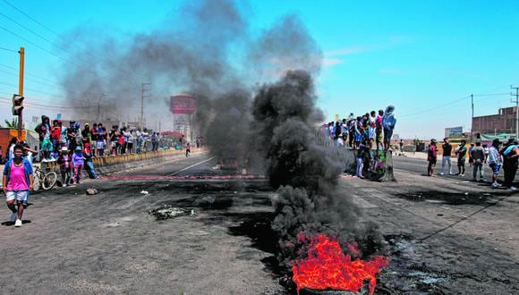 Bloqueo de la Panamericana Sur en el sector de Barrio Chino, en Ica, como parte de las violentas protestas en el país. Foto: AFP
