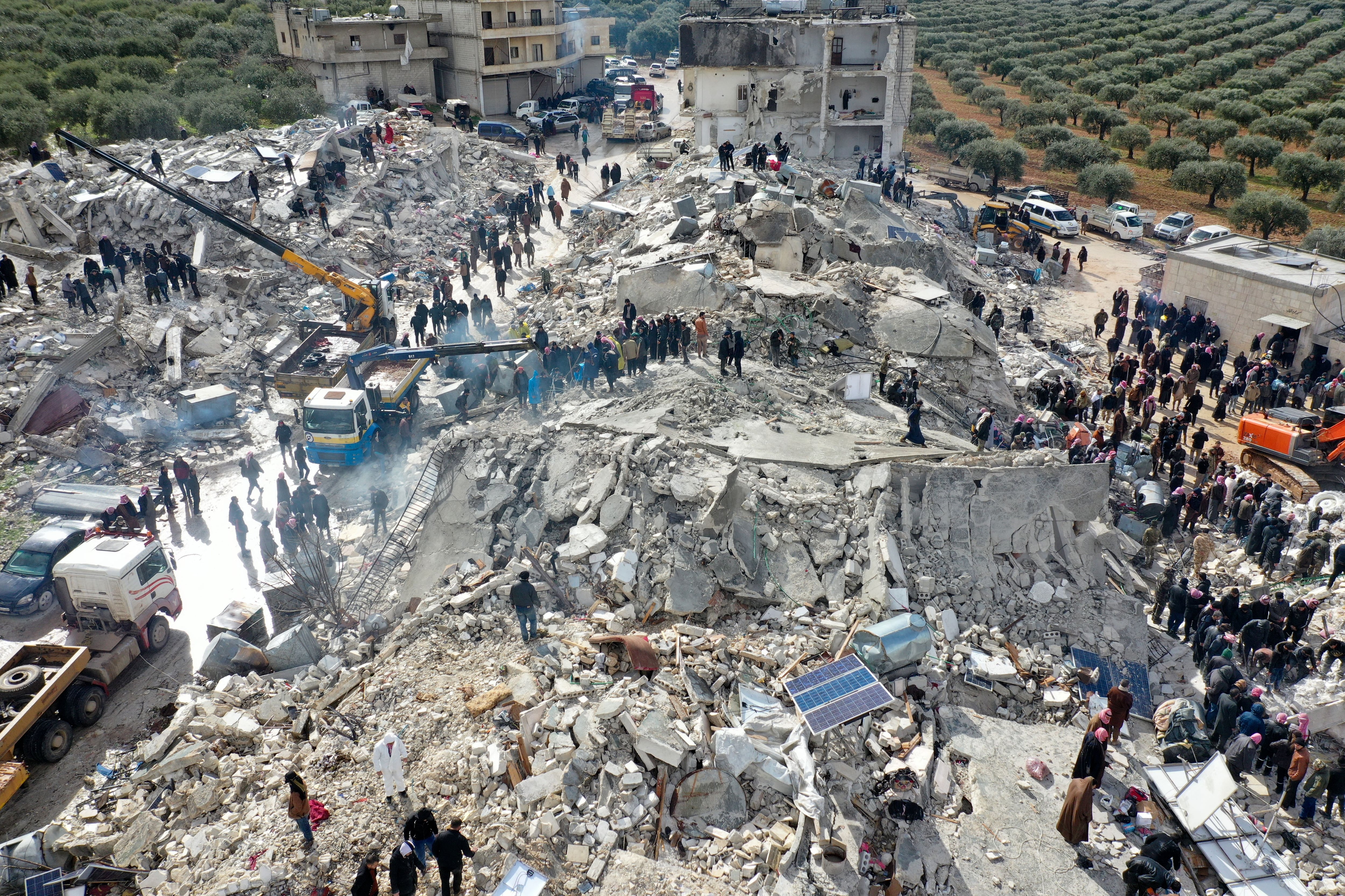 More than 1,500 dead from the quake: at least 912 in Turkey and 592 in Syria