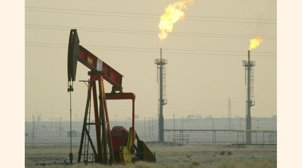 ¿Por qué ha bajado aún más el precio del petróleo? Los analistas comentan que esto es una clara consecuencia de la decisión de la Organización de Países Exportadores de Petróleo (OPEP) de mantener el nivel de producción de crudo. Con ello se mantiene la s
