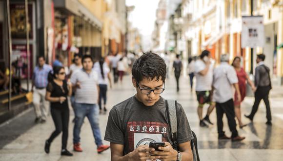 La mayoría de peruanos se conectan al Internet a través del teléfono. (Foto: GEC)