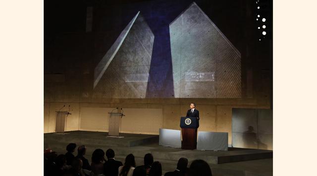 El presidente estadounidense se dirige a los asistentes a la ceremonia de inauguración, entre ellos, el ex alcalde de Nueva York Michael Bloomberg.