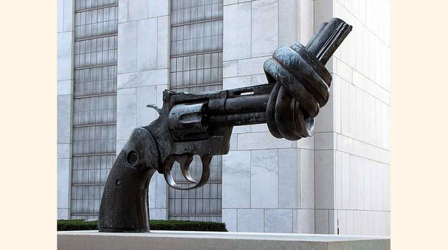 "La Pistola Anudada". Turtle Bay, Nueva York, EE.UU. (Foto: Upsocl)