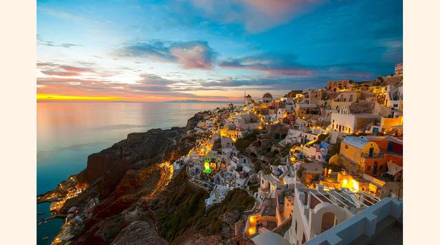 Santorini, Grecia ; Llega temprano al pueblo de Oia para ver la puesta de sol en el Mar Egeo azul.