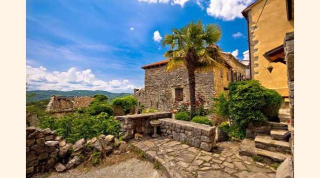 Hum se ubica a 14 kilómetros de la ciudad de Buzet, por lo que se puede acceder en auto o en autobús, aunque es recomendable hacerlo andando, ya que los paisajes son de gran belleza, por lo que merece la pena unas horas de esfuerzo. (Foto:  xbrchx/123RF)