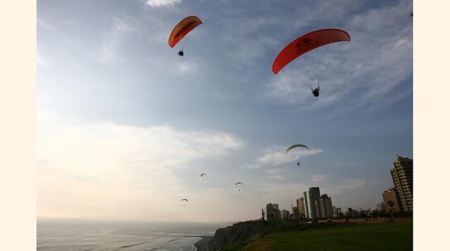 Vuelo en parapente. Una experiencia original para ver Lima desde lo alto es saltar en parapente desde los acantilados de Miraflores y sobrevolar el barrio con el Pacífico en el horizonte. Desde el parque Raimondi, en lo alto de estos precipicios, despegan