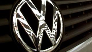VW baja su meta de producción y ve ventas débiles