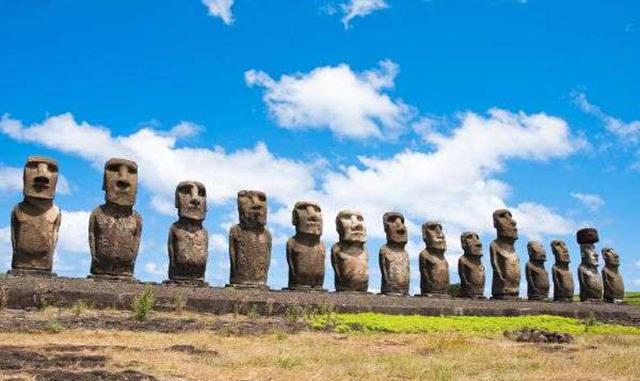 ISLA DE PASCUA, CHILE. Seguro ya has visto muchas fotos de las estatuas de la cultura Rapa Nui, que se llaman moáis. Éstas están localizadas en la Isla de Pascua, ubicada en la Polinesia y considerada territorio chileno. 