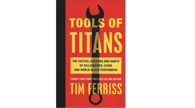 "Herramientas de titanes: Las tácticas, rutinas y hábitos de los multimillonarios, íconos y triunfadores" de Timothy Ferriss. Después de hablar con más de 200 celebridades, atletas y personas de negocios en sus series de podcast, el autor, Timot