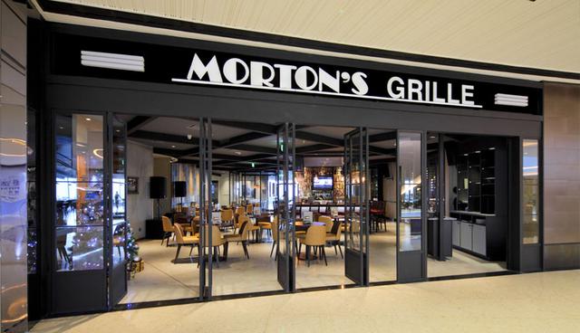 Morton’s: Una deliciosa sorpresa
La cadena estadounidense de restaurantes de lujo Morton´s se esfuerza por sorprender a sus clientes. El escritor Peter Shankman esperaba su vuelo después de un día muy intenso y sabía que llegaría hambriento a su destino. Así que, bromeando, le escribió a Morton´s para ver si podían encontrase con él en el aeropuerto de Newark con un solomillo en unas dos horas. El resultado: al bajarse del avión encontró a un mozo que llevaba una bolsa de Morton´s con su esperada comida.