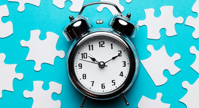 FOTO 2 | Horario de estudio: Hay muchas personas que encuentran, en la rutina de estudio y en tener horarios no flexibles para ello, la forma con la que mejores resultados obtienen. Al ser esas horas propias de estudio, todas las otras actividades pendientes, quedan relegadas y permite que la concentración pueda ser mayor. Además elimina de alguna manera la posibilidad del típico auto-boicot de decir “hago primero eso y después estudio”. Las horas elegidas pueden ser en cualquier momento del día, y es necesario probar en todas para saber en dónde tenemos mejor concentración. (Foto: Freepik)