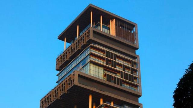 Foto 2 | 2. El hogar de Mukesh Ambani
Mukesh Ambani heredó y controla un imperio petrolero que le ha valido un valor neto estimado de alrededor de 43 mil millones de dólares. El magnate indio usó mil millones de esa fortuna para construir la casa más cara de su país natal y del mundo entero. Según Forbes, la residencia de Ambani es un rascacielos de 27 pisos y 121,920 metros cuadrados que cuenta con tres plataformas para helicópteros y seis niveles de estacionamiento subterráneo.
Llamada como la isla mítica de Antilla, la casa incluye un salón de baile, un teatro con capacidad para 50 personas y nueve ascensores en el lobby. Se requiere un personal de alrededor de 600 miembros para mantener la megamansión de Ambani.
Costo: Mil millones de dólares
(Foto: SNEHIT / Shutterstock.com)