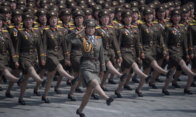 La mujeres se lucen en desfile militar. Los soldados del Ejército Popular Coreano (KPA) marchan a través de la plaza Kim Il-Sung durante un desfile militar que conmemora el 105º aniversario del nacimiento del último líder norcoreano Kim Il-Sung, en Pyongy