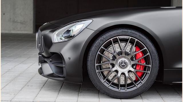 La superficie de las llantas forjadas de rayos cruzados AMG, ha sido armonizada con elementos de cromo negro en el exterior. (Foto: Megaricos)