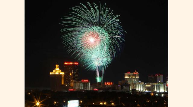 ATLANTIC CITY: Este espectáculo de dos partes es uno de los espectáculos de fuegos artificiales más largas y elaboradas en los EE.UU. El primer espectáculo tiene lugar el 3 de julio sobre el paseo marítimo y la 4ª principal escaparate de julio sale por en