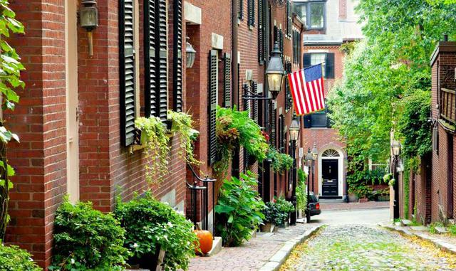 Boston, Estados Unidos. Llegar al centro de Boston resulta sencillo gracias a la cercanía del aeropuerto. Una vez allí, visita el Sendero de la Libertad para descubrir los principales monumentos y edificios históricos. No olvides tomarte un momento para d
