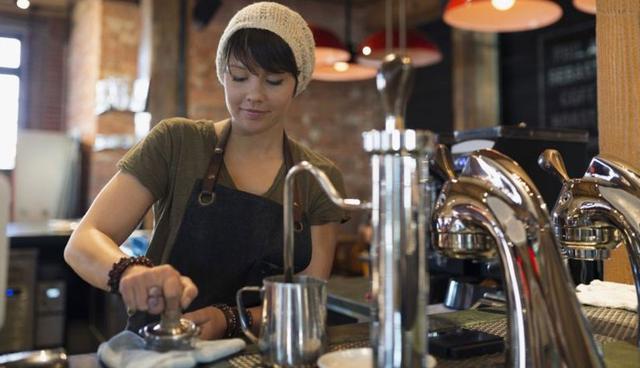 FOTO 20 | 20. Barista. Trabajar en una cafetería, ya sea local o de cadena como Starbucks, es algo natural para un estudiante. Los horarios van en diferentes turnos, y el barista toma las órdenes, prepara las bebidas y en ocasiones también cobra y limpia las mesas mientras platica con los clientes. Aunque no es uno de los trabajos mejor pagados, en Estados Unidos puedes llegar a ganar hasta $10 dólares la hora mas propina. (Foto: Getty)