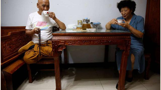 Li Liangui y su mujer, Liang Xiaoyan, tomando té. (foto:reuters).(Kim Kyung-Hoon)